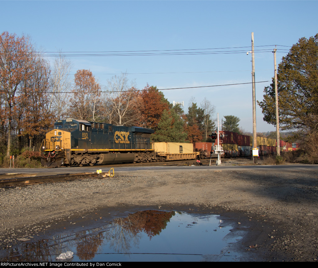 CSX 893 Leads Q212 at Burdeck St. 